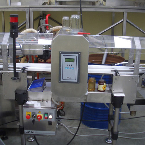 metal detector per vasetti di miele installato in linea